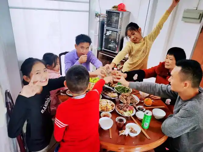 我的家乡梅州大埔,全家人聚在一起吃年夜团圆