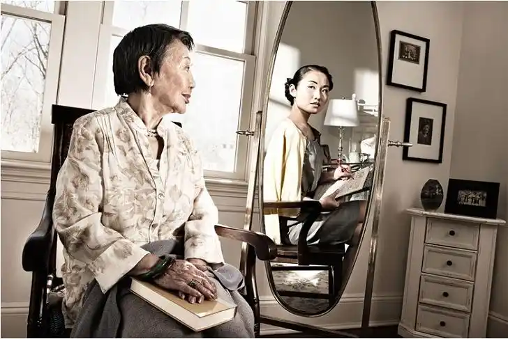 摄影师拍镜中人追忆过往的岁月