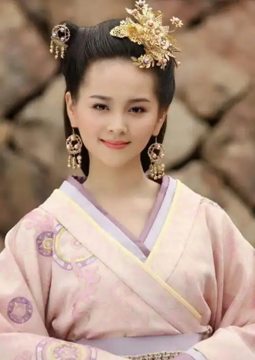 邓莎,2008年参演首部电视剧《一颗颗眼泪都是爱》出道.