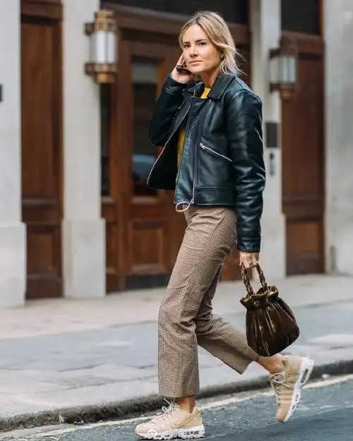 时尚博主穿什么##时尚街拍#欧美时尚博主的秋日街头look更新|干劣有