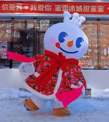 蜜雪冰城穿花袄在东北扫雪?_用户_口碑_进行