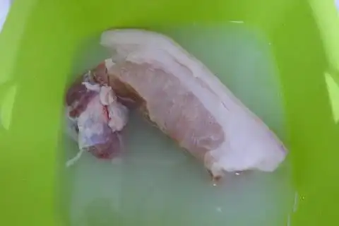 怎样洗猪肉才敢放心吃?五星老厨给你支招,还不会弄得砧板油腻腻