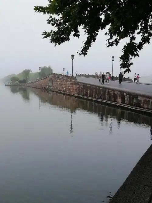 曲院风荷, 柳浪闻莺 ,花港观鱼, 苏堤, 白堤, 断桥, 三潭映月