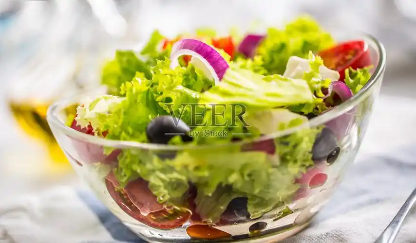 春季蔬菜沙拉配西红柿洋葱奶酪和橄榄照片摄影图片