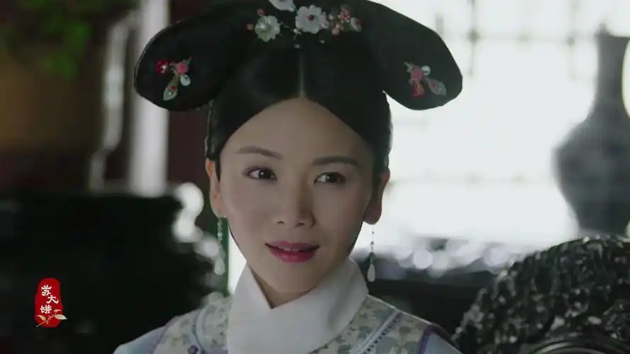 【如懿传】婉嫔的旗头&服饰 |这嫔位一坐,就是46年_哔哩哔哩_bilibili