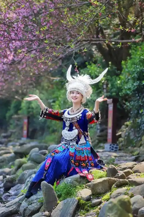 西江千户苗寨春意盎然苗族姑娘花间引人入胜