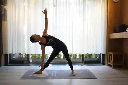 在瑜伽体式中,三角伸展式是一个常见的体式,而且也是容易做的体式