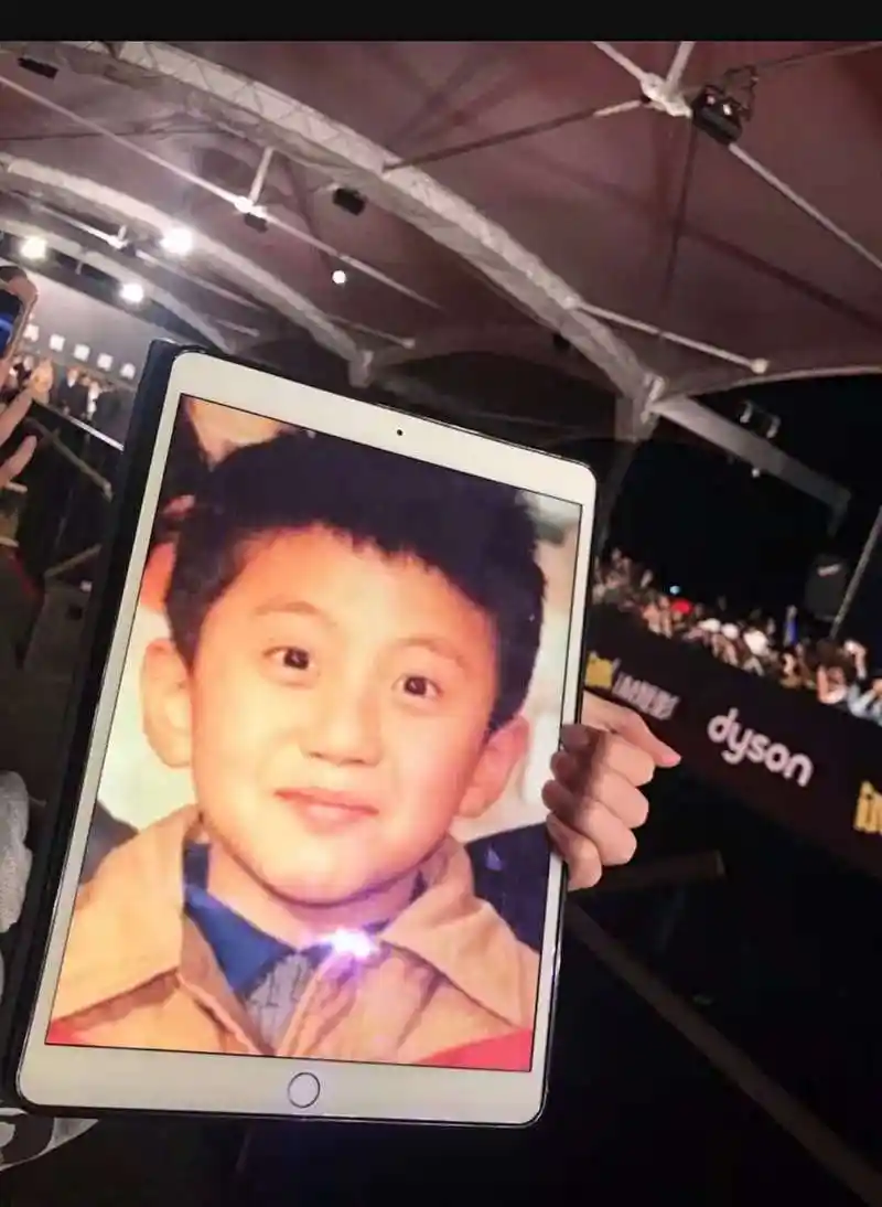 邓超走红毯时看到自己的童年照笑成表情包,张艺谋都没忍住