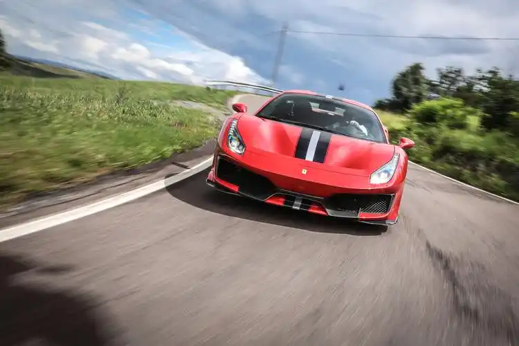 无惧膨胀点开来看不就是辆法拉利488pistaspider而已嘛