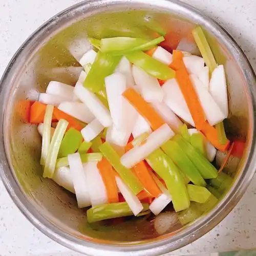 冬天里的爽口萝卜泡菜