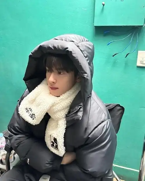 最近在韩剧《island》中化身最帅神父的车银优,日前在时尚画报中变身