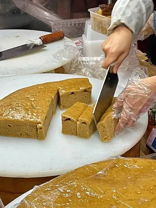 松糕招牌写是36年的老味道好像是广东的地方特色小吃刚出炉热热的时候