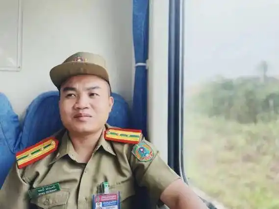 在老挝坐火车通勤,是什么体验?_晏宴和_工作_列车