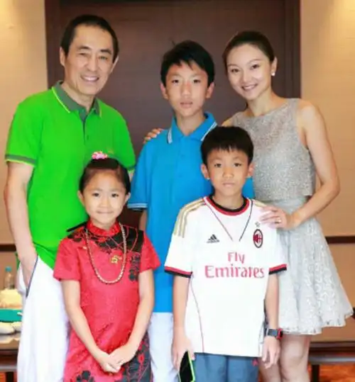 张国立和邓婕没有孩子,只收养了一个女儿,这么多年也算是圈内的模范