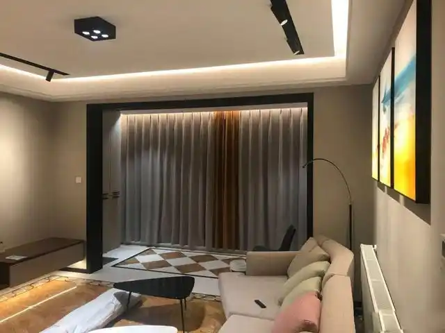 客厅晚上的效果,无主灯的设计非常喜欢,安装了吊顶很有空间感.