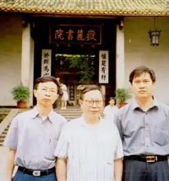 禤国维(中)与弟子范瑞强,陈达灿(右一)