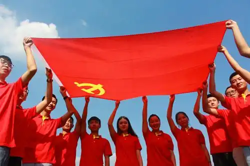 各级学生干部通过与党旗合影,亮身份等形式来加深团员对党的认识