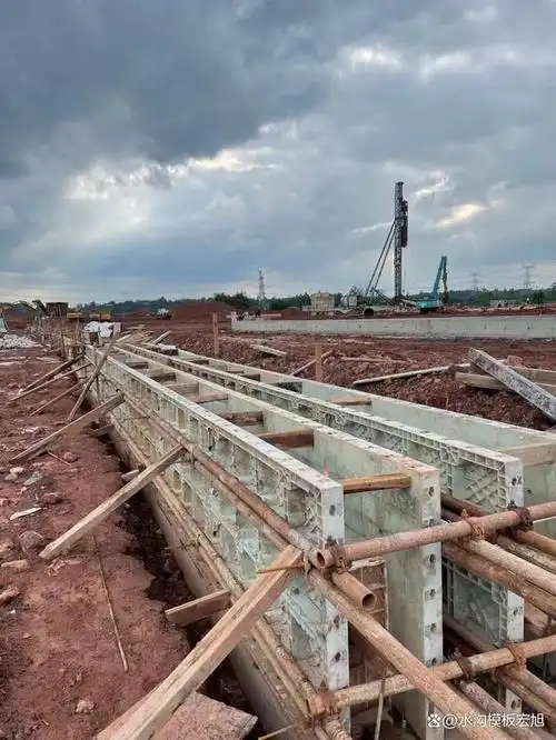 矩形排水沟塑料模板采用预制加工的方式,具有抗冲击,排水量大等特点