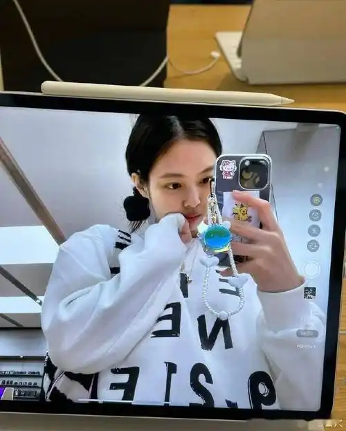 jennie分享演唱会后台照 对镜自拍秀长腿腹肌好优越_服装_社交_平台