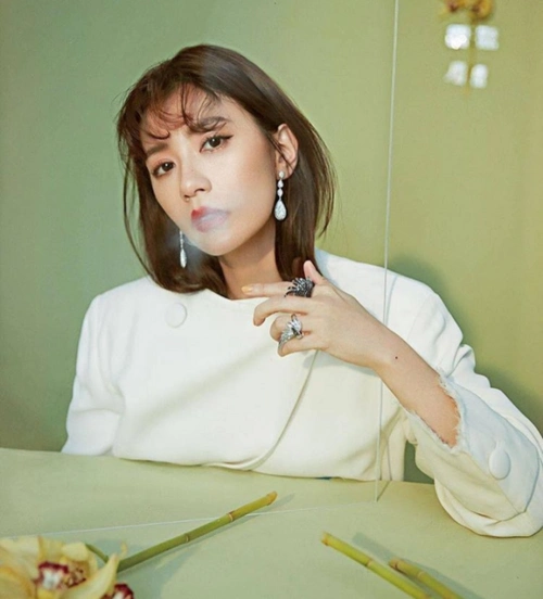 贾静雯中性造型曝光 干练短发剑眉星目十分帅气