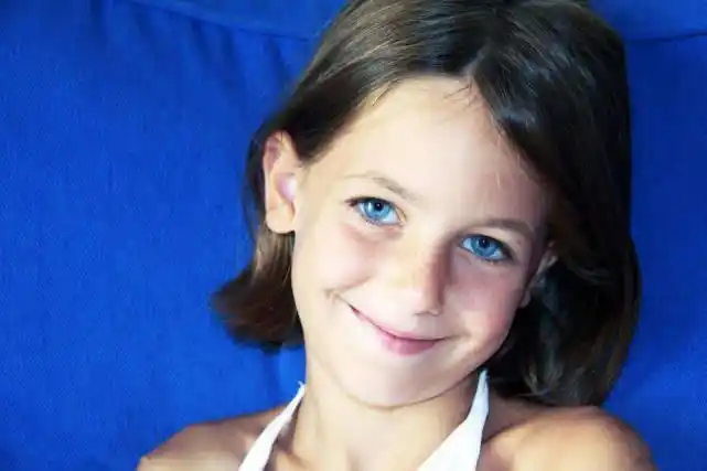 天生蓝眼睛被抛弃在中国被美国夫妇收养后改变了人生