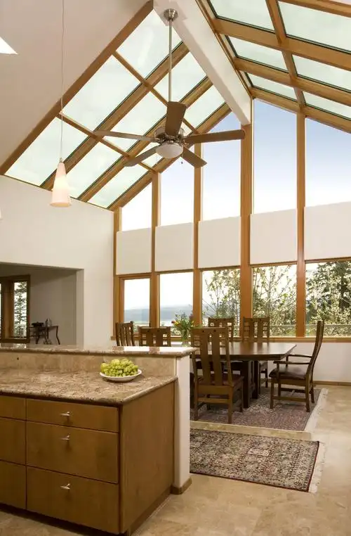 问题详情:客厅墙面灰色涂料,地面烟灰色抛光砖,客厅与阳台之间玻璃