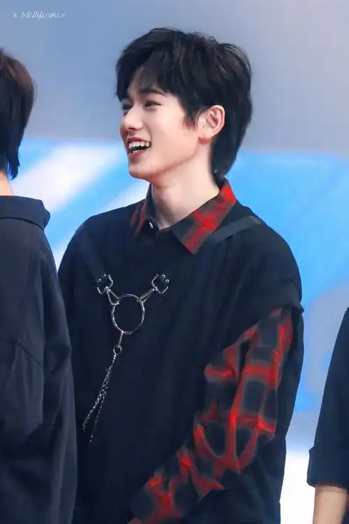 宋亚轩王牌对王牌##宋亚轩王牌绒花舞台白衬衫造型##宋亚轩炸毛反带