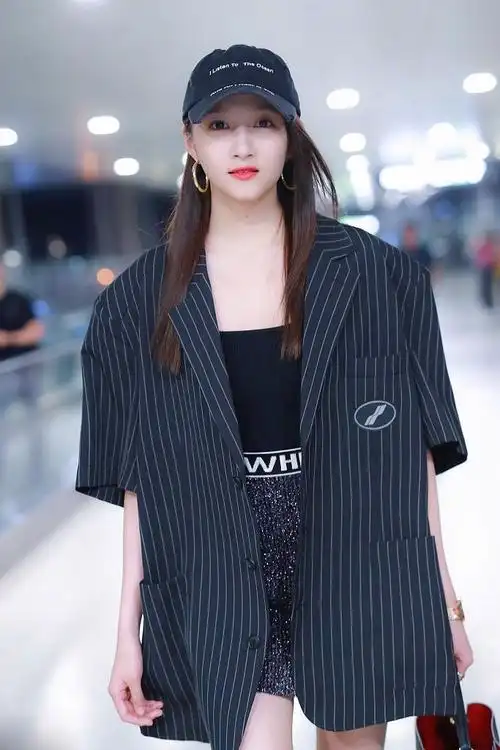 关晓彤条纹西装街拍写真图片,分享一组关晓彤图片给大家,图中的明星