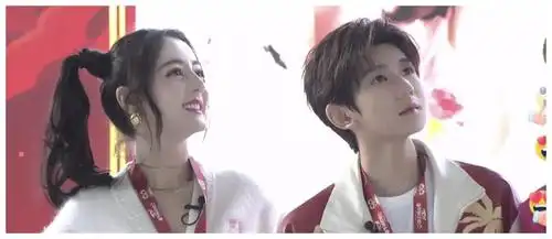 迪丽热巴与王源同框两人身高相似穿太少扎双马尾在风中凌乱