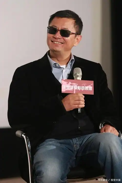 不戴墨镜就不拍电影?王家卫导演的墨镜戴出了怎样的人生态度