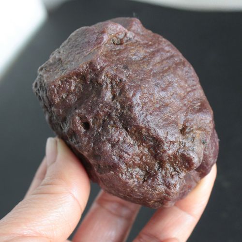 水玉冰魄天然红宝石把玩手把件  diy毛料雕刻料 红刚玉原石原矿