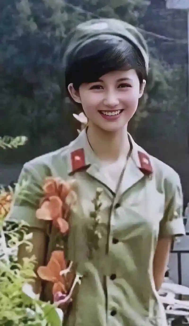 80年代一位女兵的留影.