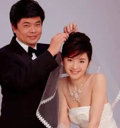 许戈辉简历个人资料(许戈辉:前途大好时离开央视,与丈夫前妻亲如姐妹)