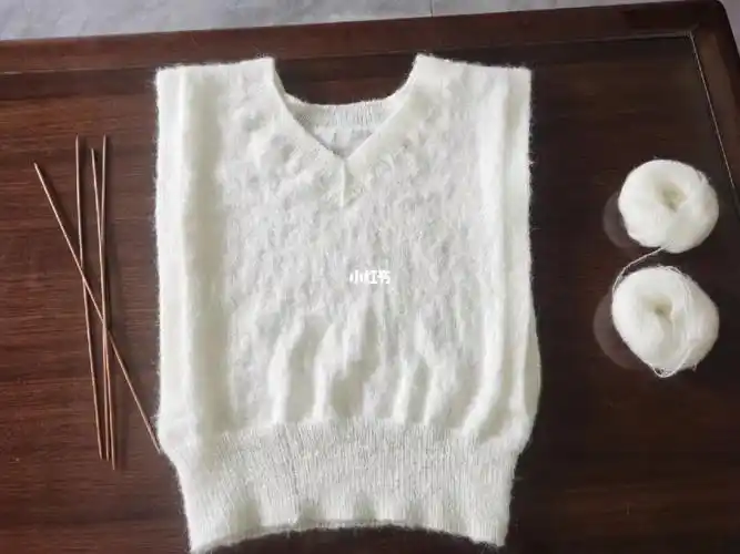 10球的马海毛(半斤),两股编织,一件成人的马甲,还余一球多一点.