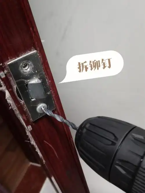 发现卫生间的门锁氧化得好厉害,就打算拆了换个门面板我会换,但带铆钉