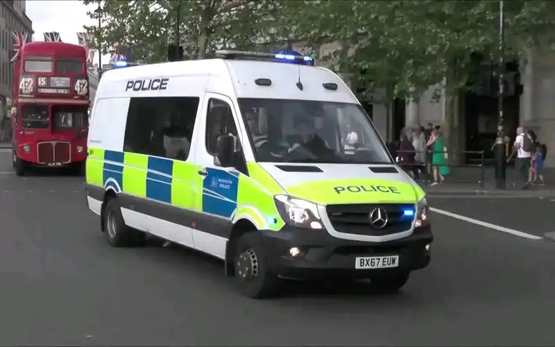 伦敦三辆警用面包车在伦敦市中心出警_哔哩哔哩 (゜-゜)つロ 干杯