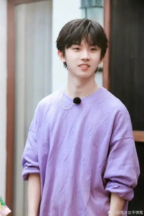 马嘉祺玩水枪花絮照#马嘉祺玩水枪花絮照,纯白造型清爽帅气,马哥的