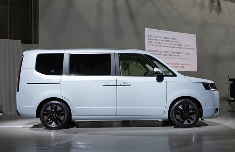 有着明显的差异,其车头造型十分方正,算是正儿八经的"面包车"阵容