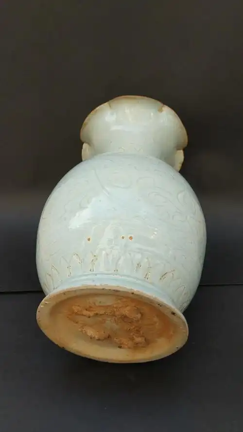 宋湖田窑影青荷叶边花口瓶