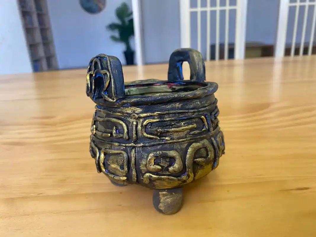 超轻黏土 | 青铜器 大的器物用塑料杯或者没用的铁盒为基础,裹上黏土