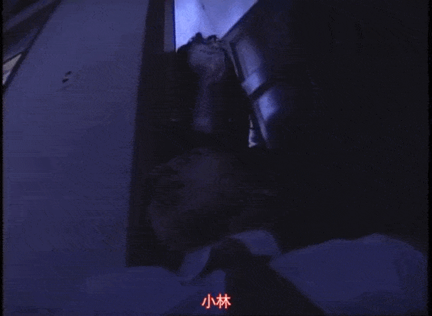 一次过天桥时,京子向伽椰子伸出手,要牵她一起下楼梯.