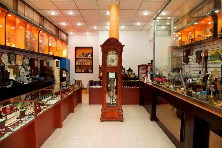 当走进北京著名的精时钟表店时,我们看到的不仅是忙碌的钟表师傅,还有