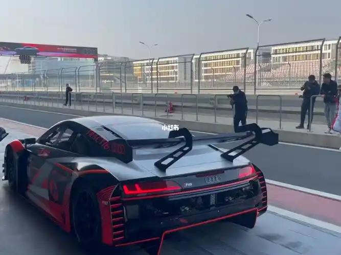 奥迪r8lmsgt3的怒吼