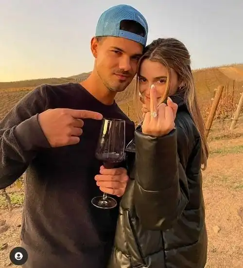 暮光之城小狼人泰勒洛特纳官宣订婚大秀订婚钻戒甜蜜十足