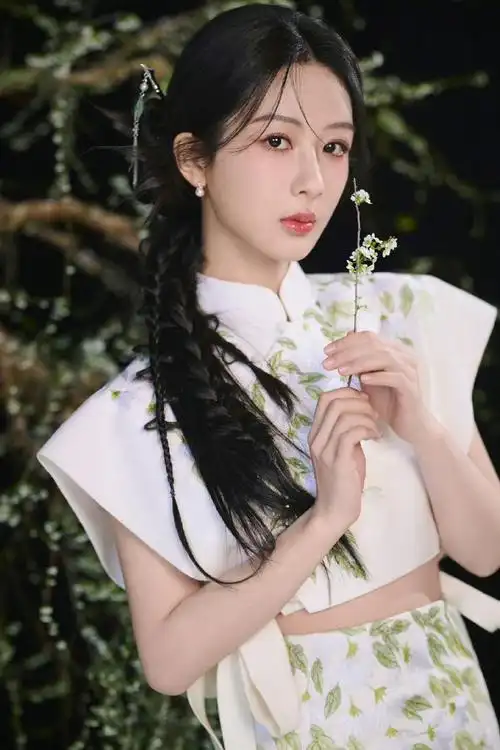 杨紫古韵旗袍#紫妹一组直播活动图,一袭中国风新中式白色刺绣旗袍造型