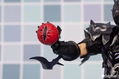 配件的邪龙眼,跟造型手粘在一起无法拆开,而且涂装太一般了……穿心枪