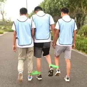 亲子趣味活动三人四足绑带创意集体配合度游戏两人三足竞走绑腿脚