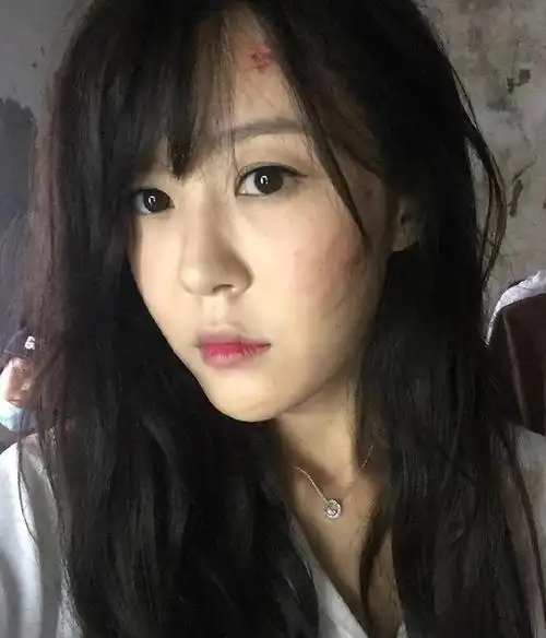 标题:李金铭:从综艺困境到崭露头角,她的坎坷之路