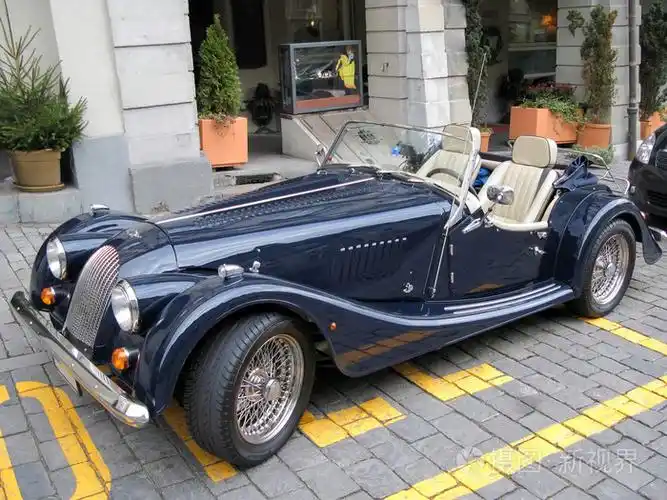 复古敞篷跑车历史中心的块石街