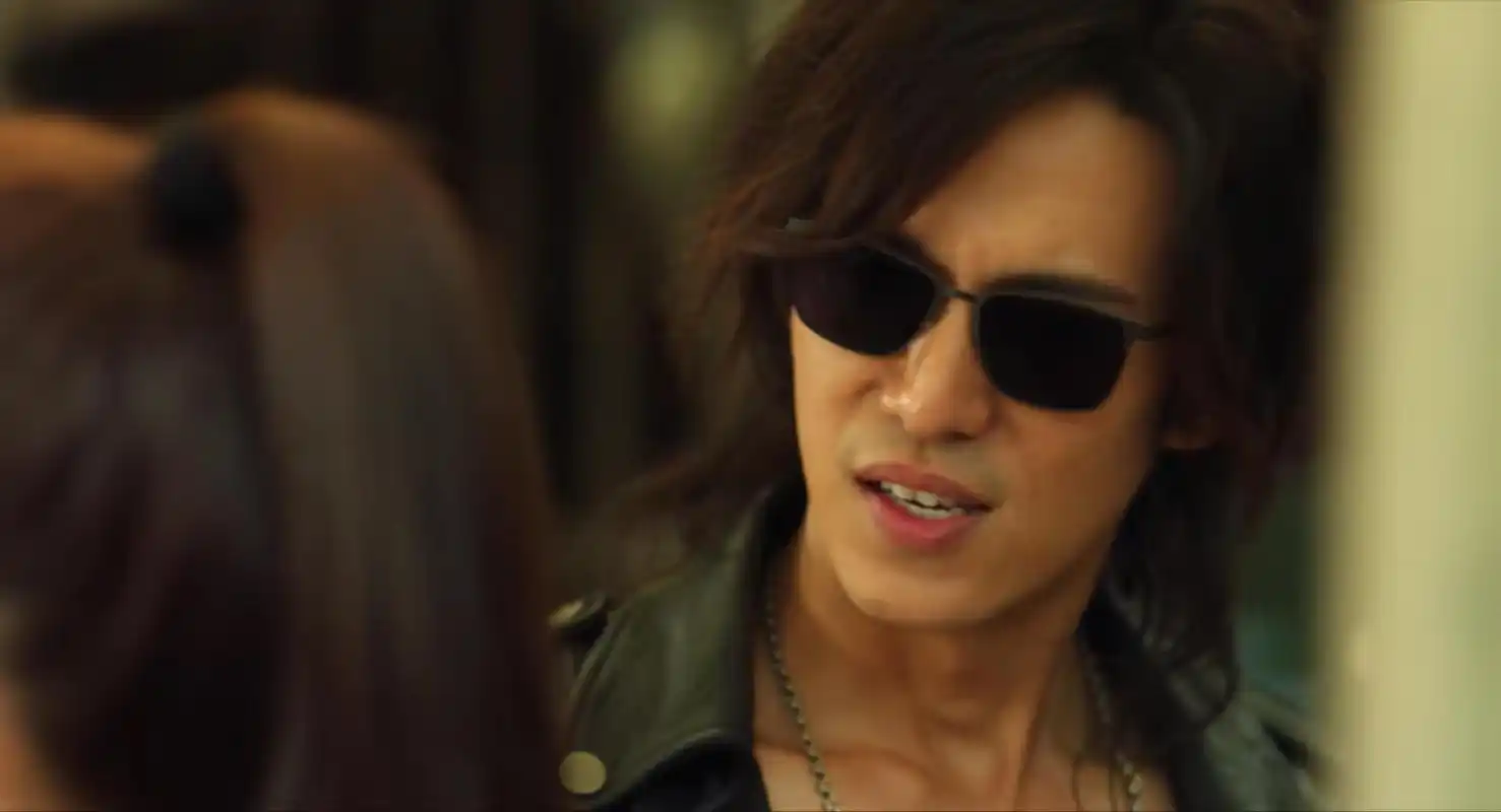 相比陈楚河版的黑瞎子,《沙海》季晨版本的黑瞎子就好很多了,这大概